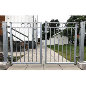 Justerbart Bygelgångjärn - Monterat på grind - Grindbelag Montano