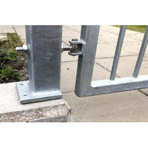 Justerbart Bygelgångjärn - Detaljbild monterat på grind - Grindbelag Montano