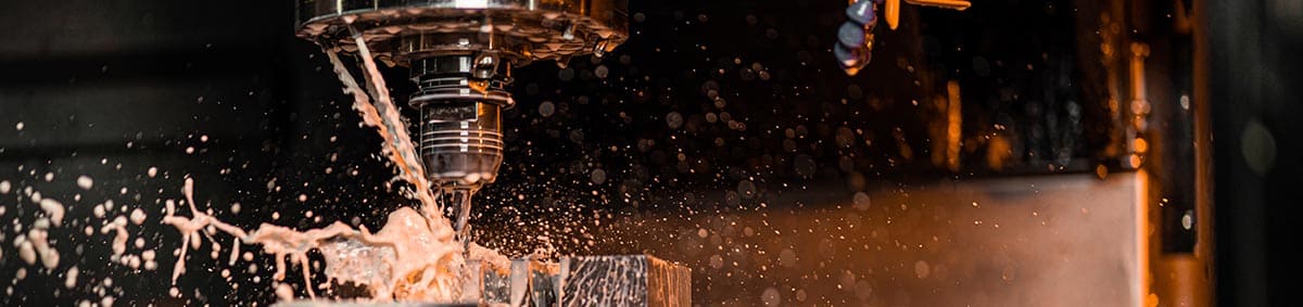 skärvätska forsar ett över Hss kobolt metallborr i en CNC maskin